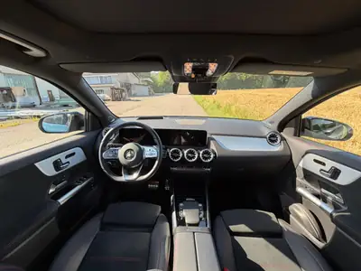 Mercedes-Benz GLA 200 AMG Line — SUV compact sportif, 29 500 km seulement — interior
