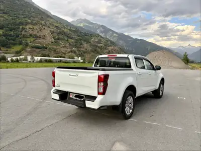 Isuzu D-MAX 1.9 DDi N60 BB+ 4×4 — Pick-up robuste avec équipements premium et faible kilométrage — vista posteriore