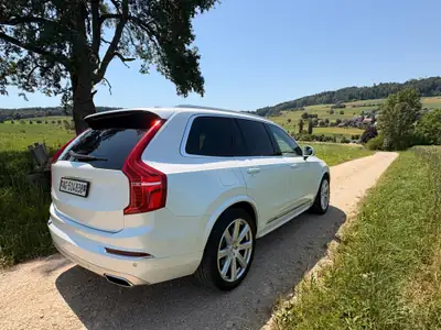 Volvo XC90 T8 Inscription 7 places — SUV hybride rechargeable, 408 ch et très économe — rear view