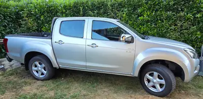 ISUZU D-MAX 2.5 TDi Solar 4x4 — Pick-up robuste, 116'000 km, transmission manuelle — Heckansicht