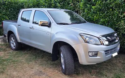 ISUZU D-MAX 2.5 TDi Solar 4x4 — Pick-up robuste, 116'000 km, transmission manuelle — Seitenansicht