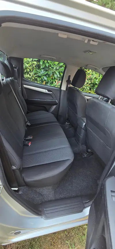 ISUZU D-MAX 2.5 TDi Solar 4x4 — Pick-up robuste, 116'000 km, transmission manuelle — Armaturenbrett