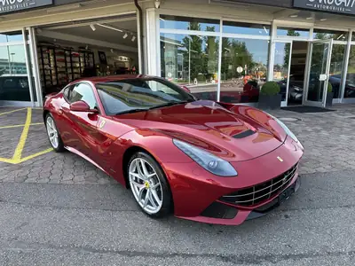Ferrari F12 Berlinetta 2015 — Coupé sport légendaire, 736 ch, historique sans sinistre — vista esterna