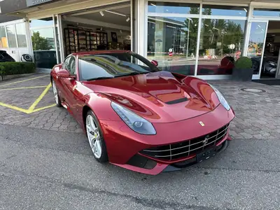 Ferrari F12 Berlinetta 2015 — Coupé sport légendaire, 736 ch, historique sans sinistre — fianco