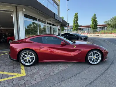 Ferrari F12 Berlinetta 2015 — Coupé sport légendaire, 736 ch, historique sans sinistre — interni