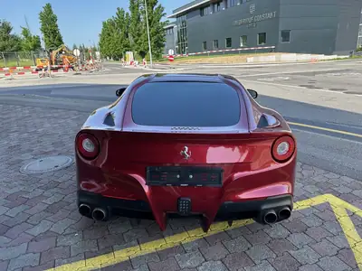 Ferrari F12 Berlinetta 2015 — Coupé sport légendaire, 736 ch, historique sans sinistre — Miniatura 7