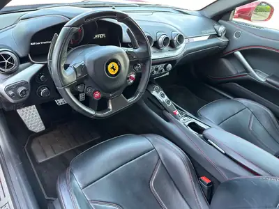 Ferrari F12 Berlinetta 2015 — Coupé sport légendaire, 736 ch, historique sans sinistre — Miniatura 9