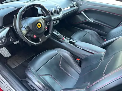 Ferrari F12 Berlinetta 2015 — Coupé sport légendaire, 736 ch, historique sans sinistre — Miniatura 8