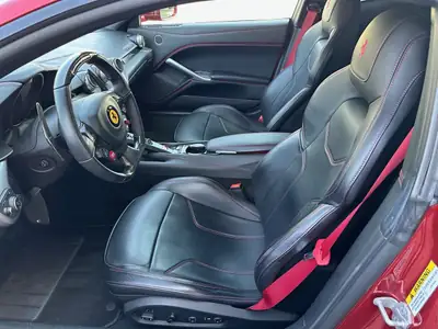 Ferrari F12 Berlinetta 2015 — Coupé sport légendaire, 736 ch, historique sans sinistre — Miniatura 10