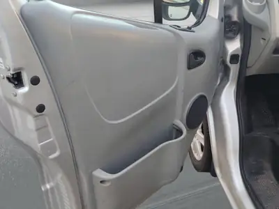 Renault Trafic 1.9 dCi 100 — Monospace robuste, 9 places, entretien impeccable — Miniature 10