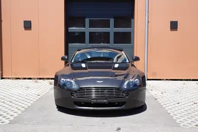 Aston Martin V8 Vantage 4.7 Sportshift — Coupé sportif britannique, 26'990 km seulement — côté