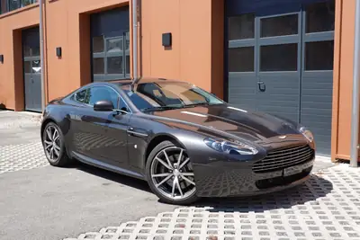 Aston Martin V8 Vantage 4.7 Sportshift — Coupé sportif britannique, 26'990 km seulement — détail