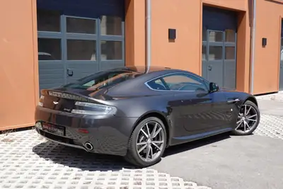 Aston Martin V8 Vantage 4.7 Sportshift — Coupé sportif britannique, 26'990 km seulement — Miniature 7