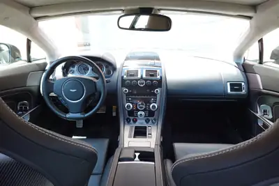 Aston Martin V8 Vantage 4.7 Sportshift — Coupé sportif britannique, 26'990 km seulement — Miniature 11