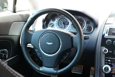 Aston Martin V8 Vantage 4.7 Sportshift — Coupé sportif britannique, 26'990 km seulement — Miniature 12