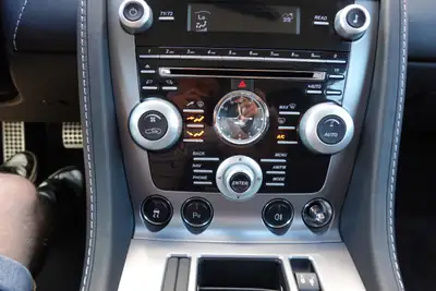 Aston Martin V8 Vantage 4.7 Sportshift — Coupé sportif britannique, 26'990 km seulement — Miniature 14