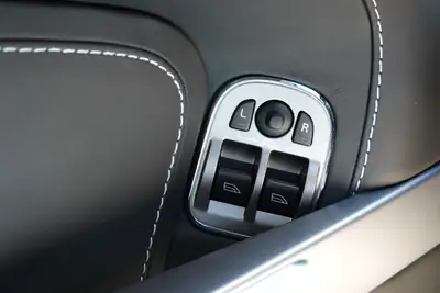 Aston Martin V8 Vantage 4.7 Sportshift — Coupé sportif britannique, 26'990 km seulement — Miniature 16