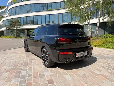 MINI Clubman 2.0i John Cooper Works ALL4 — Performance sportive et polyvalence 5 portes — Heckansicht