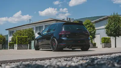 VW Golf 7R 2.0 TSI 300 ch — Berline sportive affûtée, sans accident — side view