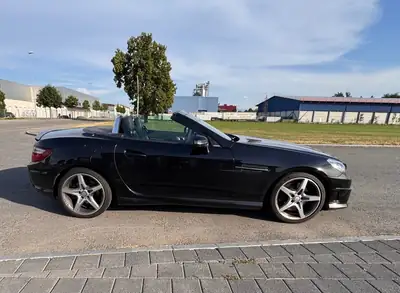 Mercedes-Benz SLK 250 — Cabriolet sportif Carbon Look, 204 PS dynamiques — Heckansicht