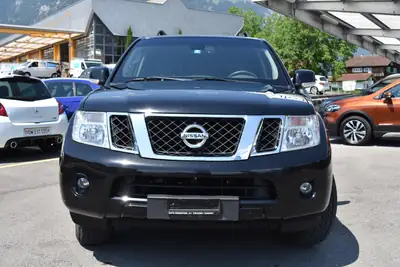 Nissan Pathfinder 2.5 dCi Platinum — SUV 7 places robuste, diesel économique — vista posteriore