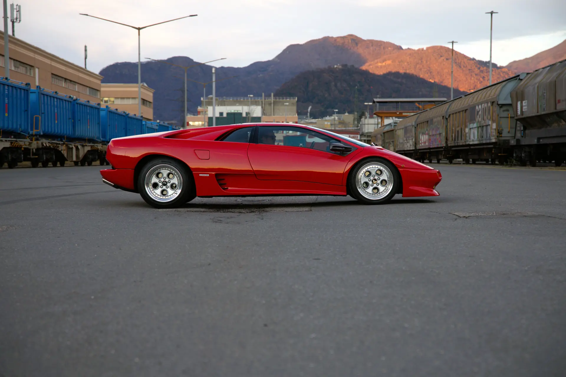 Lamborghini Diablo 1ère Génération — La légende des années 90 en Rosso Diablo, 1100 km seulement — Außenansicht