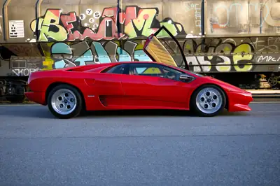 Lamborghini Diablo 1ère Génération — La légende des années 90 en Rosso Diablo, 1100 km seulement — Seitenansicht