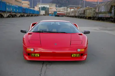 Lamborghini Diablo 1ère Génération — La légende des années 90 en Rosso Diablo, 1100 km seulement — Innenraum