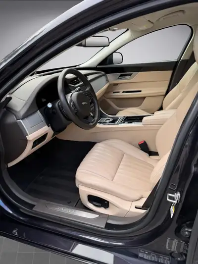 Jaguar XF 30d Portfolio — Berline diesel V6 300 ch, entretien récent, garantie 1 an — Miniature 9