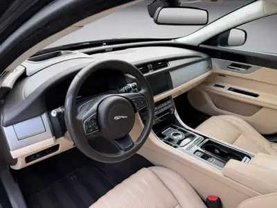 Jaguar XF 30d Portfolio — Berline diesel V6 300 ch, entretien récent, garantie 1 an — Miniature 8