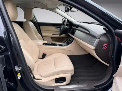 Jaguar XF 30d Portfolio — Berline diesel V6 300 ch, entretien récent, garantie 1 an — Miniature 12