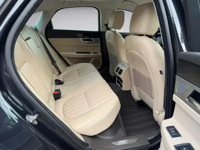 Jaguar XF 30d Portfolio — Berline diesel V6 300 ch, entretien récent, garantie 1 an — Miniature 11