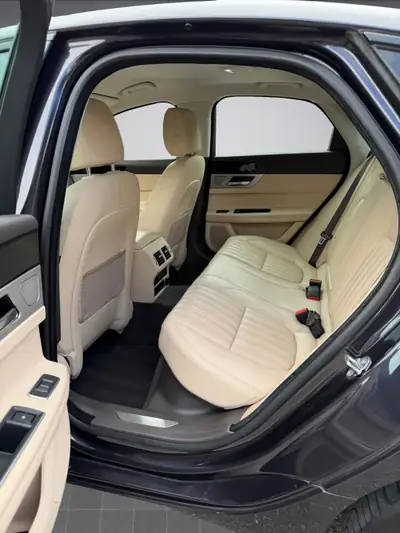Jaguar XF 30d Portfolio — Berline diesel V6 300 ch, entretien récent, garantie 1 an — Miniature 10
