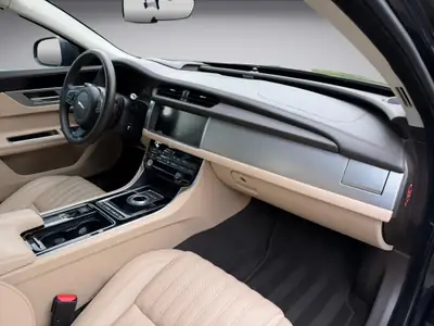 Jaguar XF 30d Portfolio — Berline diesel V6 300 ch, entretien récent, garantie 1 an — Miniature 13