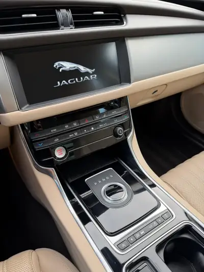 Jaguar XF 30d Portfolio — Berline diesel V6 300 ch, entretien récent, garantie 1 an — Miniature 18