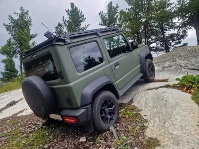 Suzuki Jimny 1.5 Compact Top 4x4 — Le véritable baroudeur, à transmission manuelle — Seitenansicht
