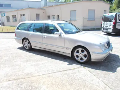 Mercedes-Benz E 240 V6 T — Berline de prestige, moteur essence performant et spacieuse — Außenansicht
