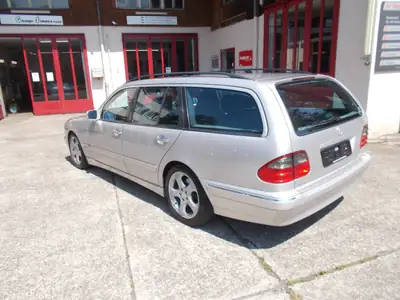 Mercedes-Benz E 240 V6 T — Berline de prestige, moteur essence performant et spacieuse — Heckansicht