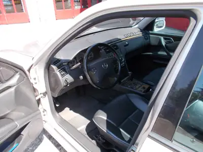 Mercedes-Benz E 240 V6 T — Berline de prestige, moteur essence performant et spacieuse — Innenraum
