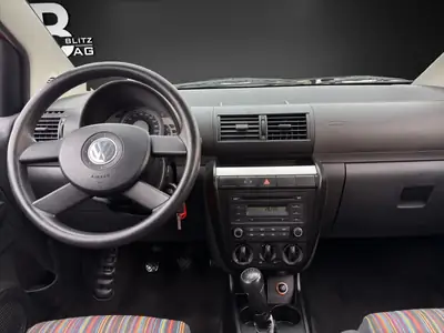 VW Fox 1.4 — Citadine pétillante rouge métallisée, entretien à jour — Miniature 11