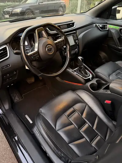 Nissan Qashqai 1.7 dCi N-Tec 4x4 — SUV robuste, équipé 8 roues complètes et sièges chauffants — Armaturenbrett