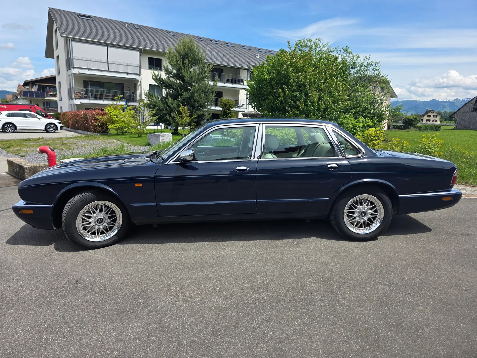 Daimler V8 Kurzversion 1999 — Berline de prestige anglaise, certificat d'authenticité officiel — vista esterna