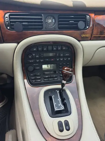 Daimler V8 Kurzversion 1999 — Berline de prestige anglaise, certificat d'authenticité officiel — Miniatura 14