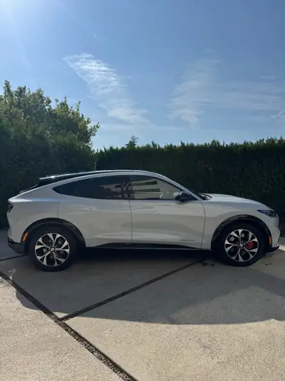 Ford Mustang MACH-E Standard AWD — SUV électrique premium, 63'000 km seulement — Seitenansicht
