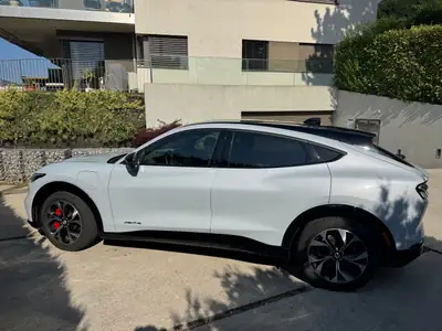 Ford Mustang MACH-E Standard AWD — SUV électrique premium, 63'000 km seulement — Außenansicht