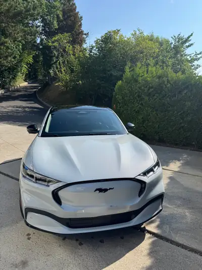 Ford Mustang MACH-E Standard AWD — SUV électrique premium, 63'000 km seulement — Innenraum
