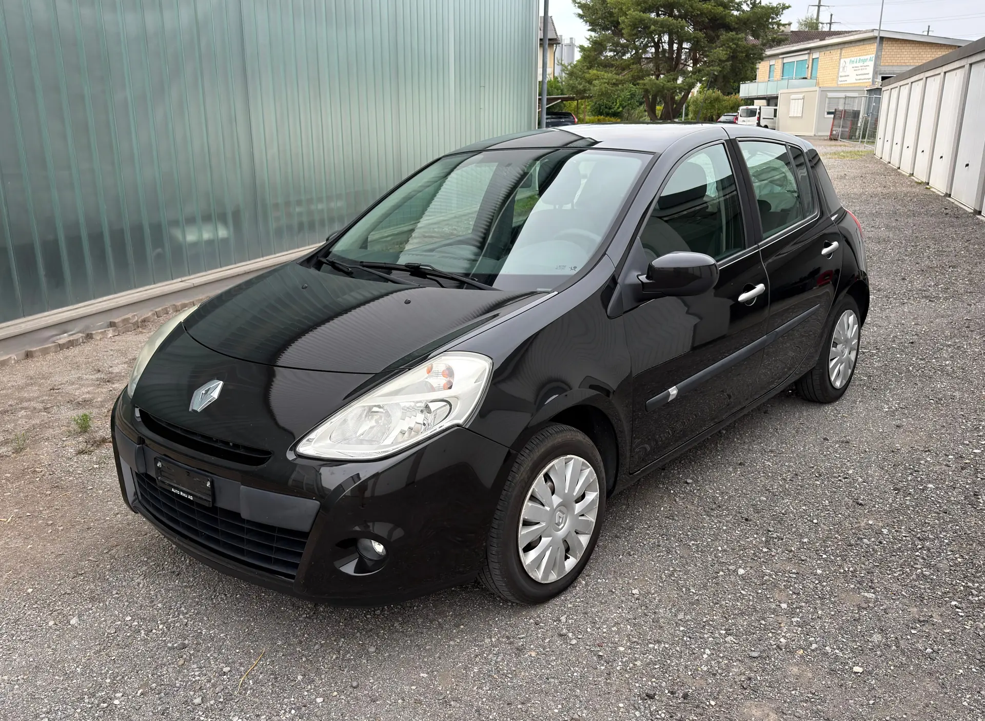 Renault Clio 1.2 16V Expression — Citadine fiable, entretien neuf, équipée Apple CarPlay — vue extérieure