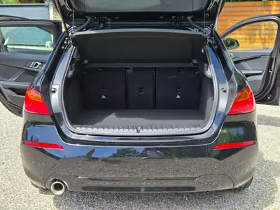 BMW 118i — Berline compacte de 2023, transmission automatique et faible kilométrage — arrière