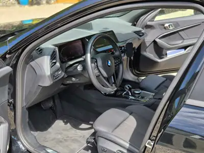BMW 118i — Berline compacte de 2023, transmission automatique et faible kilométrage — intérieur