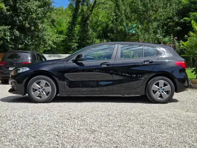 BMW 118i — Berline compacte de 2023, transmission automatique et faible kilométrage — tableau de bord